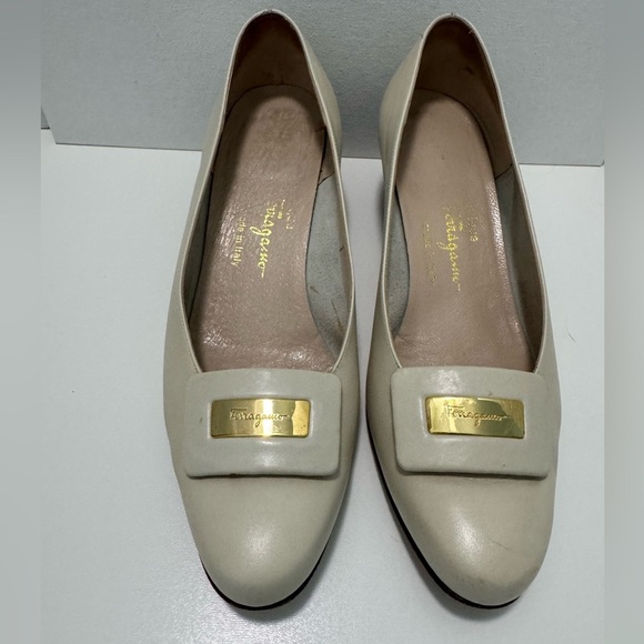 Salvatore Ferragamo Boutique Made in Italy Cream Heeled Loafers Size 8 - Picture 1 of 16